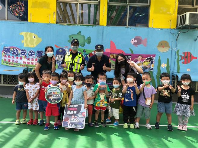 台中市警察局太平分局犯罪预防宣导团受邀前往辖区私立正心幼儿园向现场近80位师生们实施犯罪预防、交通安全暨妇幼宣导。（太平警分局提供／冯惠宜台中传真）