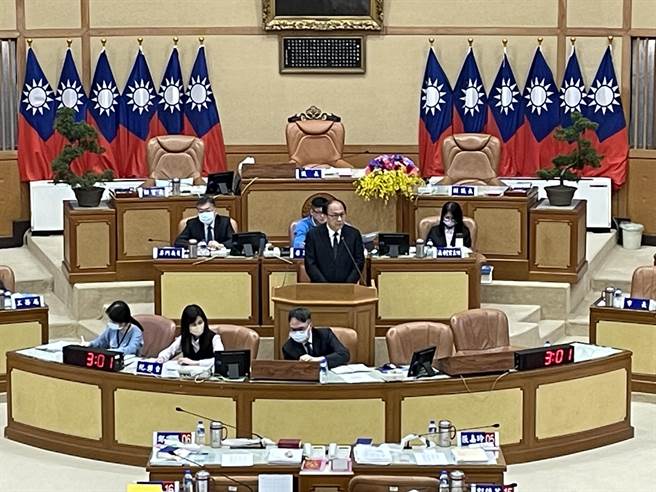 新北市府与台铁2021年重启莺歌铁路立体化工程计画，当时有评估3方案，其中又以方案三拆迁影响最小，但全线将北移至山侧。新北市议员卓冠廷表示，他坚决反对莺歌车站北移，因为车站跟捷运三莺线是共站概念，周边既有观光路线和聚落都已成形，车站若北移，莺歌市区将没落。（蔡雯如摄）