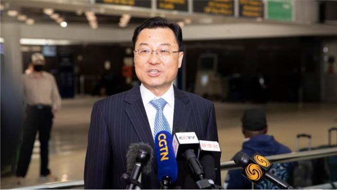 中国新任驻美大使谢锋抵达美国纽约机场，下机后发表讲话。（中新社）