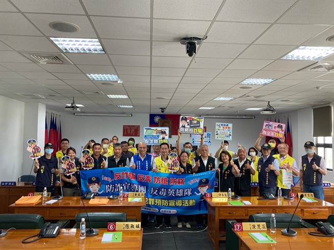 斗南分局长温基兴（前排着警服）拜访斗南镇长沈晖勛（前排白衣者）及地方贤达，请求组队反诈。（斗南分局提供）