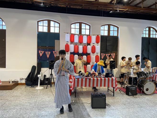新竹高中24日下午利用社团课程时间，在日式古蹟剑道馆推出「青春・夏日祭」，现场气氛热闹。（新竹高中提供／王惠慧新竹传真）