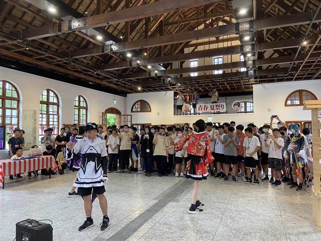 新竹高中24日下午利用社团课程时间，在日式古蹟剑道馆推出「青春・夏日祭」，现场气氛热闹。（新竹高中提供／王惠慧新竹传真）