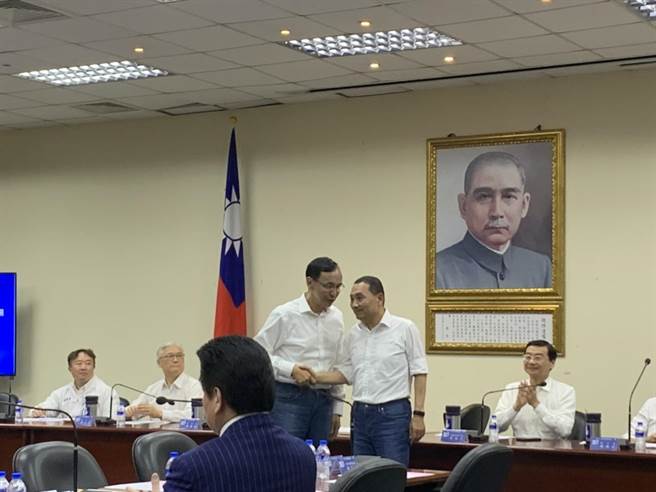 国民党总统参选人、新北市长侯友宜今天以立委提名委员会成员身分参与国民党中常会。（张薷摄）