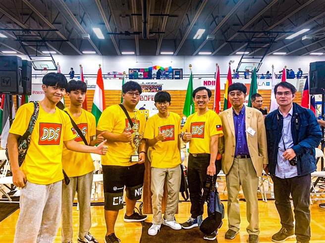 屏東高中生世界發光，勇奪世界機器人大賽冠軍。(摘自屏東縣長周春米臉書)