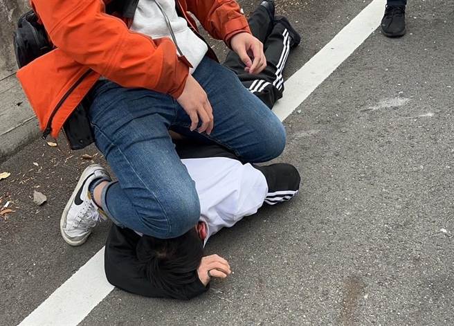 警方火速逮到张姓等3名犯嫌，近日判决出炉，3人遭依《刑法》发掘坟墓而盗取火葬之遗灰、恐吓取财未遂等罪，分别遭判3年8月至7月不等刑期。（民眾提供／吴建辉彰化传真）