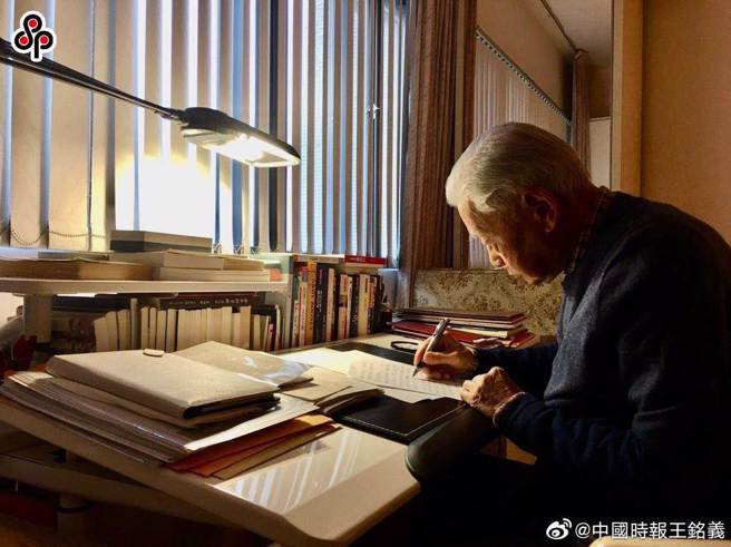 张祖诒退休后仍笔耕不辍。（本报资料照／王铭义摄）