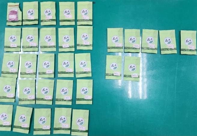 警方当场查获32包毒果汁包。（翻摄照片／林郁平台北传真）