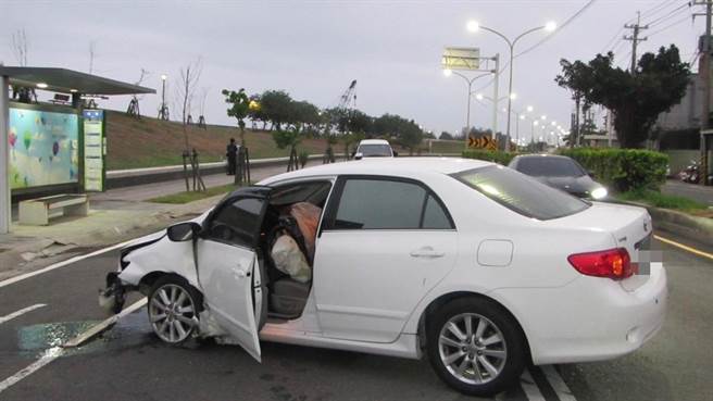 高雄市茄萣区一辆轿车疑似闪避游览车而自撞。（翻摄照片／林瑞益高雄传真）