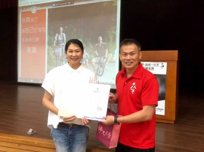 佛光大学体育中心主任周俊三(右)致赠感谢状给陈怡安。(佛光大学提供)