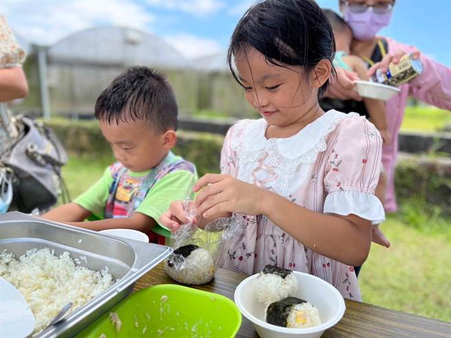 「生态厨房」让小朋友体验动手做野菜饭糰和宜兰葱海鲜大阪烧，体验环境共好生活。(宜兰力丽威斯汀度假酒店提供)
