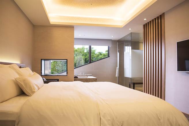 小孩参加夏令营，家长可在酒店中泡美人汤温泉舒压放松，享受度假时光。(宜兰力丽威斯汀度假酒店提供)