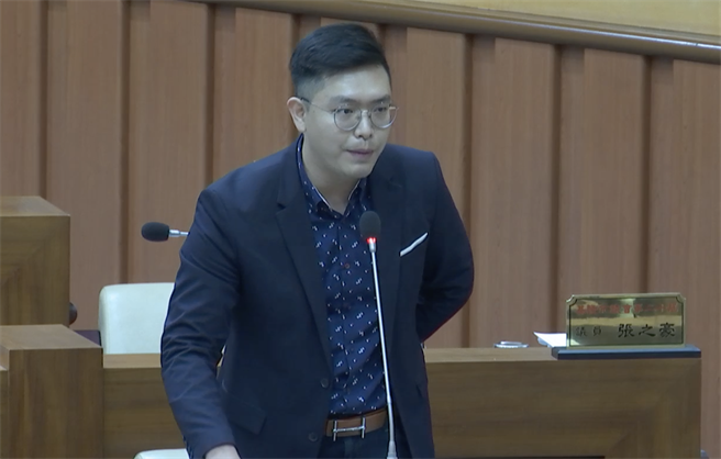 基隆市民进党团副总召张颢瀚表示，希望市长谢国梁考量推行电动机车方案时也要考量共享运具的可能性。（徐佑升摄）