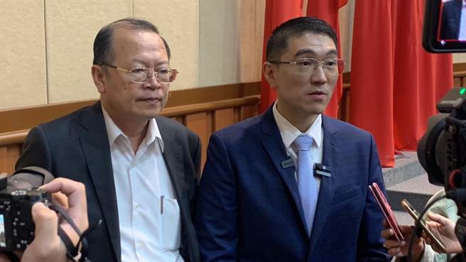 基隆市长谢国梁（右）表示，他推行的青年电动机车政策中，厂商也要设置共享运具，他也会逐步落实推动共享运具。（徐佑升摄）