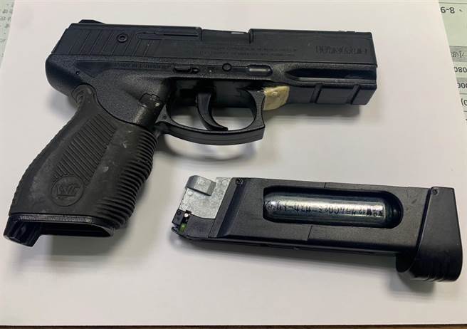 警方查扣瓦斯枪1把。（警方提供）