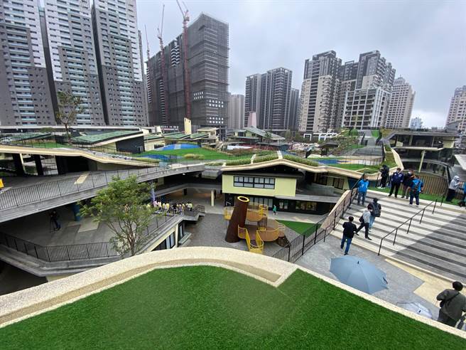 新竹市政府教育处24日在市议会作新竹市国中小学区划分规画专案报告，多位议员仍对教育处的学区划分进度感到忧心且让家长失望。图为家长挤破头争抢入学的关埔国小。（陈育贤摄）