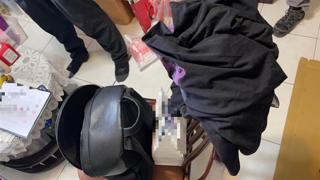 警方在陈嫌身上查扣234万6000元赃款。（翻摄照片／高雄洪靖宜传真）