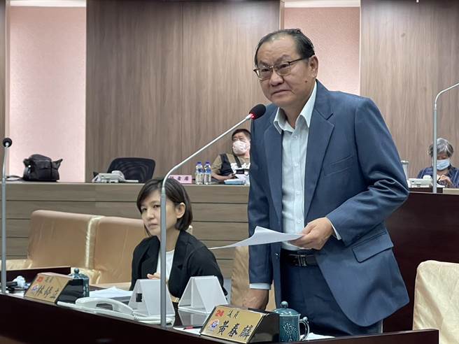 南投县议员黄春麟质询，指县府提供全大运冠军的奖助金只有5000元，连知名品牌运动鞋都买不起，县府承诺会检讨调整。（杨静茹摄）