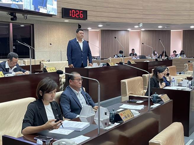 南投县多名议员24日在南投县议会定期会县政总质询时，关切教育及社福议题。（杨静茹摄）