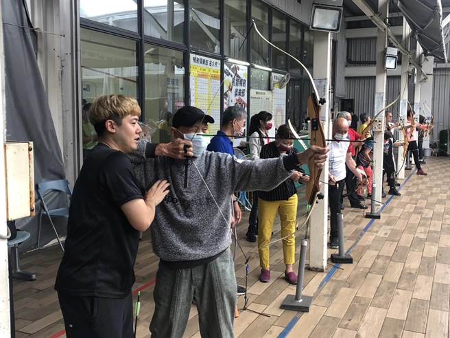 高龄87岁的蔡木城操作反曲弓架势十足。(黄敬文翻摄)