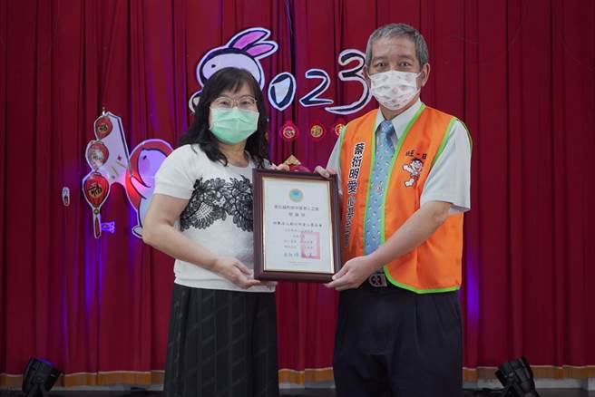 卫福部中区老人之家主任陈淑美（左）颁发感谢将给蔡衍明基金会，由基金会主任周哲仁代表领取，陈淑美说感谢蔡衍明爱心基金会一直都有把我们放在心中。（吴建辉摄）