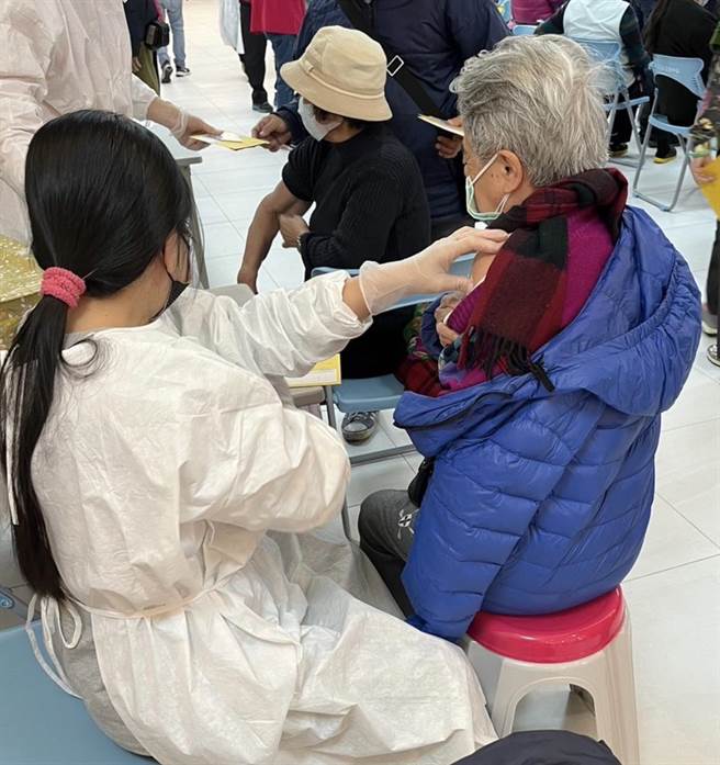 桃园市卫生局表示，市内有约1成的65岁以上长者尚未曾接种任何COVID-19疫苗，呼吁民眾踊跃前往接种疫苗。（桃园市卫生局提供／陈梦茹桃园传真）