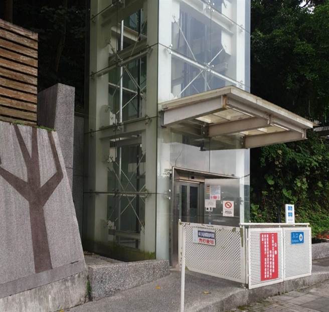 桃园市大溪老街透明景观电梯频频故障引发游客抱怨，建议市府针对该电梯全面体检。（风景区管理处提供／蔡明亘桃园传真）