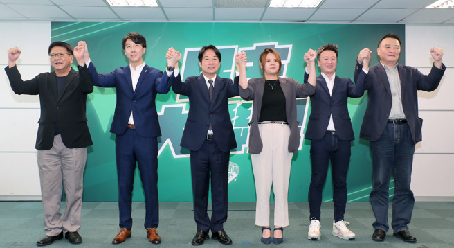 民进党主席赖清德（左3）24日主持新北市立委候选人徵召记者会宣布，新北市立委选举第八选区徵召吴峥（左2）、第十一选区徵召前议员曾柏瑜（右3）及第九选区徵召无党籍政治评论员李正皓（右2）参选，偕同民进党提名小组召集人潘孟安（左）及民进党秘书长许立明（右）一同高喊冻蒜。（郑任南摄）