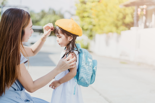女网友每天顺路载邻居小孩上学，日前她的孩子与婆婆出国玩，她也请假在家，没想到一大早邻居就狂按门铃说「孙女怎么还在你家门口？」（示意图/shutterstock）