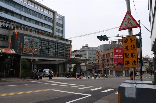 大千医院前路口率先实施行人专用时相。（苗栗县政府提供／李京升苗栗传真）