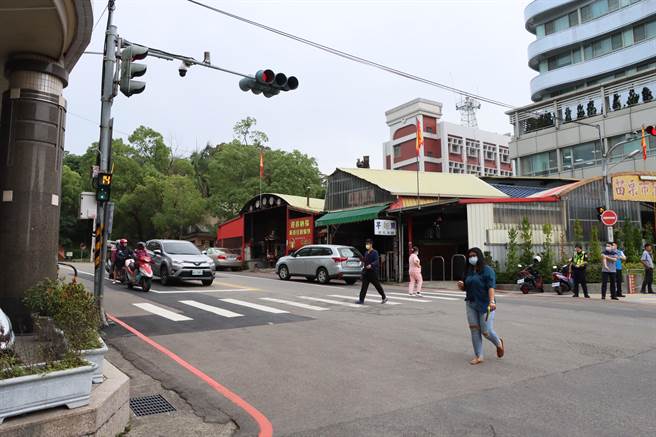 行人专用时相启动时，所有车辆停等红灯。（苗栗县政府提供／李京升苗栗传真）