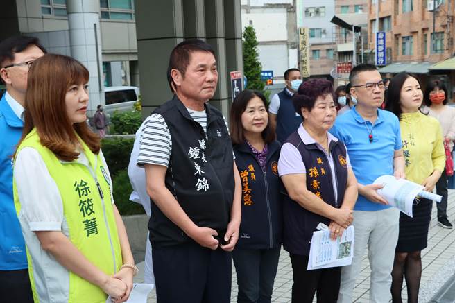 县长锺东锦与议员到场关心。（苗栗县政府提供／李京升苗栗传真）