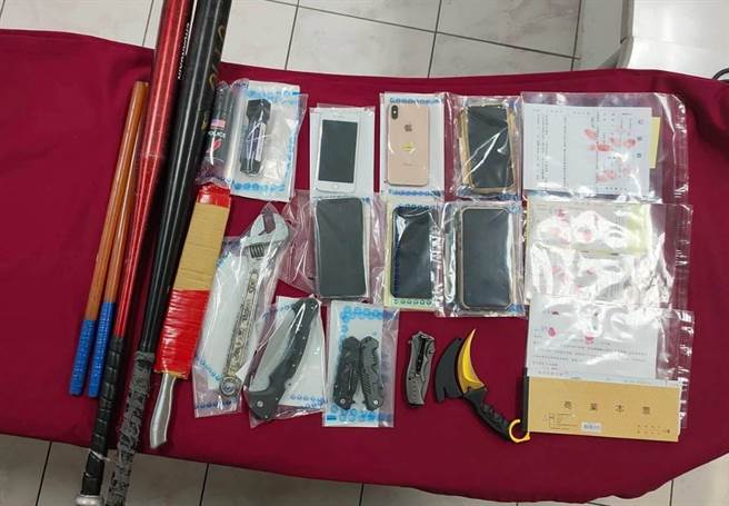 警方查扣到西瓜刀、球棒等赃证物。（翻摄照片／林郁平台北传真）