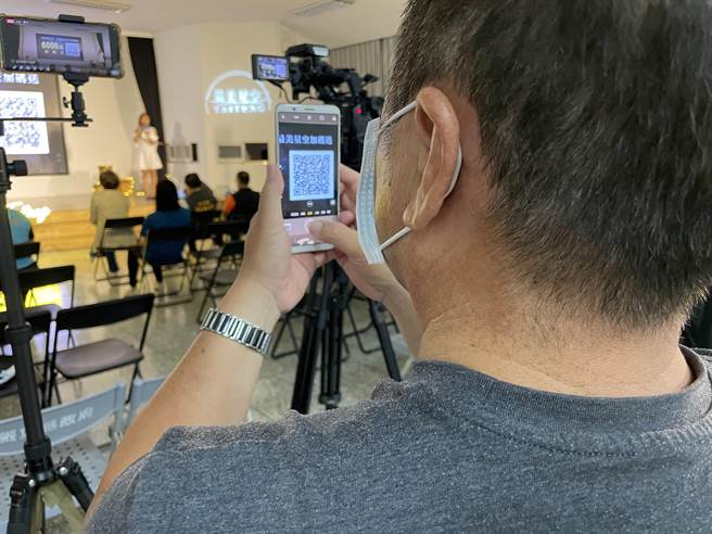 民眾扫描QR Code，投票支持台东最美星空活动，就有机会获6千元旅游金。（萧嘉蕙摄）