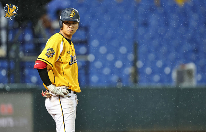 中信兄弟与味全龙之战打到24日1点03分才结束。（中信兄弟提供）