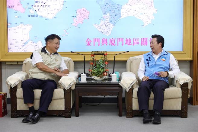 退辅会副主委李文忠(左)表示，针对未来荣民之家的设置，将再就县府提出的诉求拟定最佳方案。(图／金门县政府提供)