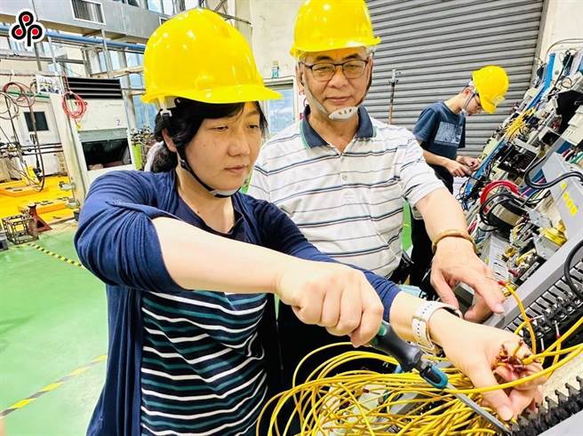 劳动力发展署订定「青年取得重点产业职类技术士证及稳定就业奖励试办计画」。（报系资料照）