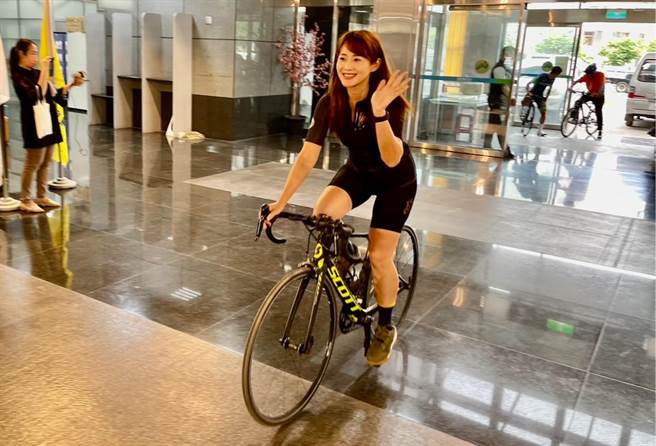 单车女神魏华萱6月4日将与选手们一起挑战紫南宫环县自行车活动，完成可获证书及纪念奖牌。（杨静茹摄）