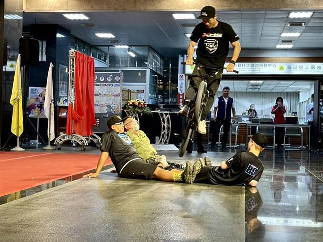 紫南宫环县自行车活动宣传记者会，主办单位邀小熊家族进行单车特技酷炫表演热场。（杨静茹摄）