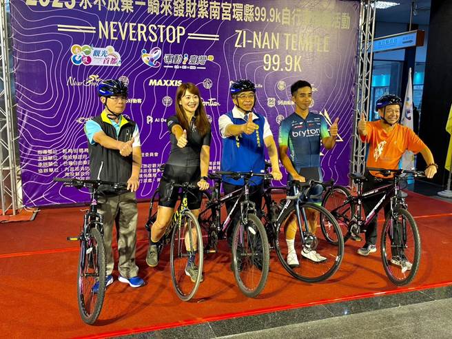 南投县府大厅举办紫南宫环县自行车活动宣传记者会，单车女神魏华萱、南投单车一哥卢绍轩为活动代言。（杨静茹摄）