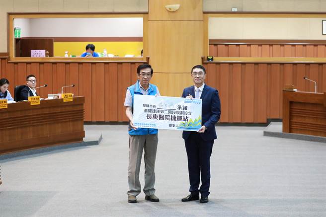 基隆市议员秦钲（左）要求市长允诺基捷第二阶段设立长庚医院站，市长谢国梁（右）答应签署，但强调仍需经过详细评估。（基隆市政府提供／张志康基隆传真）