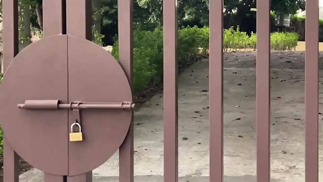 正新创办人罗结辞世后葬于其家族墓，该墓园大门深锁。（民眾提供／孙英哲彰化传真）