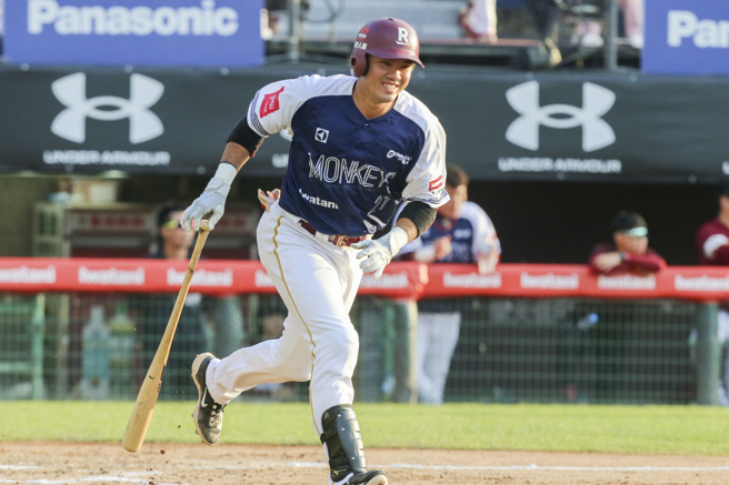 乐天桃猿郭严文开季至今100打席没有任何保送。（陈麒全摄）