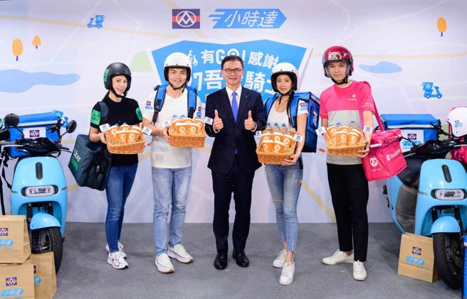 全联小时达今年再度携手foodpanda、Uber Eats扩大举办「527吾爱骑士感恩日」全联总经理蔡笃昌（中）。（全联提供）
