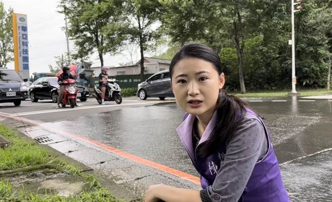 桃园龟山华亚三路、振兴路口10日有水不断流出造成淹水，市议员陈雅伦批市府横向联繫出问题。（市议员陈雅伦提供）