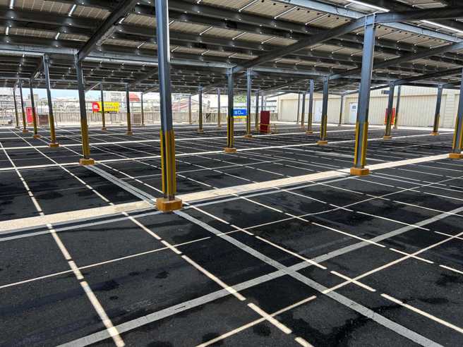 嘉义卖场的顶楼停车场因装整片太阳能板，白天时太阳透过太阳能板的缝隙照在路面，意外与停车格线相似，驾驶都崩溃说「停车格到底在哪？」（翻摄自脸书「路上观察学院」）