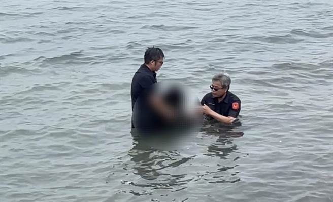 员警赖德荣（右）不顾自身安危先入海救援，同行员警欧嘉升（左）也跟着入海一起救援女子。（警方提供。许逸民／澎湖传真）