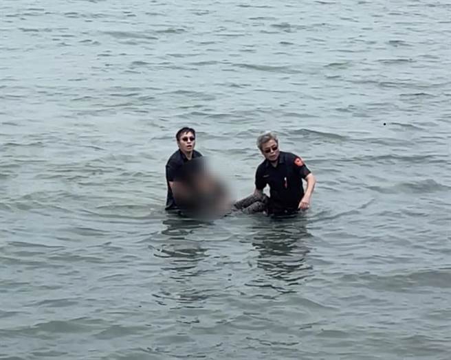 两员警入海救援，救起轻生女子。（警方提供。许逸民／澎湖传真）★中时新闻网关心您：如果您觉得痛苦、似乎没有出路，您并不孤单；勇敢求救并非弱者，您的痛苦有人愿意倾听。请拨打1995、1925或张老师专线：1980。