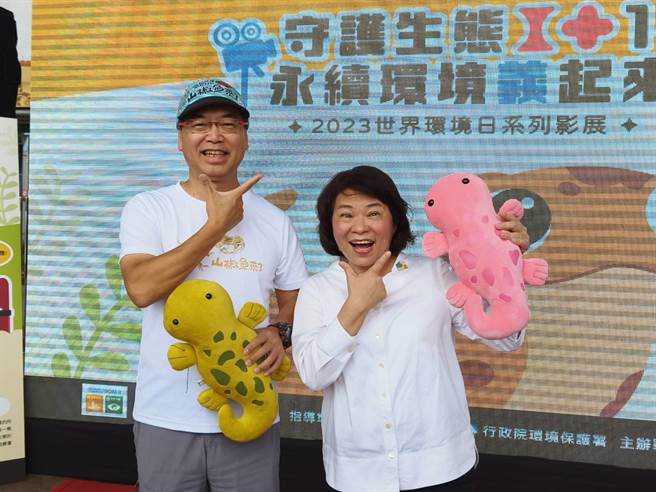 嘉义市长黄敏惠（右）与麦觉明导演拿着山椒鱼布偶，欢迎大家相揪来看山椒鱼的故事。（廖素慧摄）