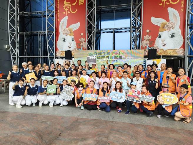 嘉义市长黄敏惠与关心环保议题人士欢迎大家来看山椒鱼电影。（廖素慧摄）