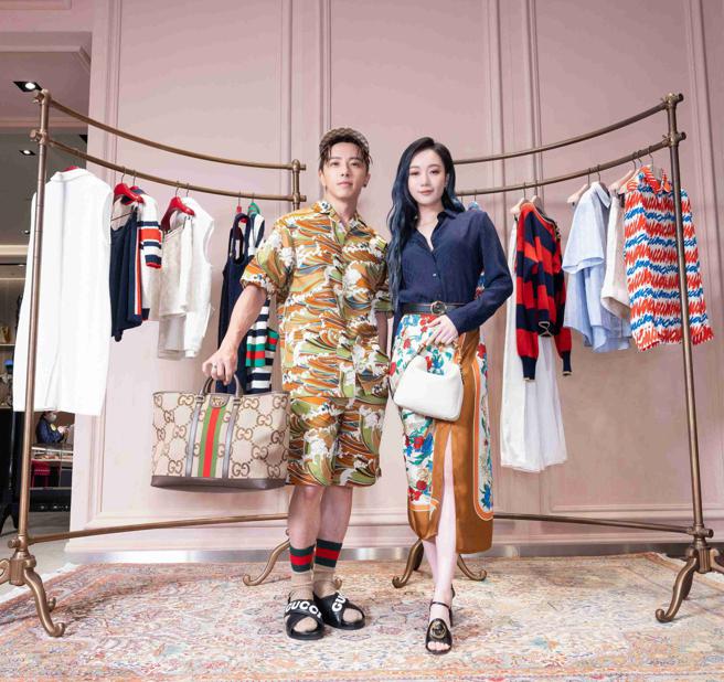 坤达、吴卓源演绎Gucci Summer Stories 系列，其中坤达身穿海浪印花古巴衬衫搭配黑色皮革凉鞋，搭配Jumbo GG 托特包，让他表示「今年穿这套去海边一定是海景第一排最帅的！」。（Gucci提供）